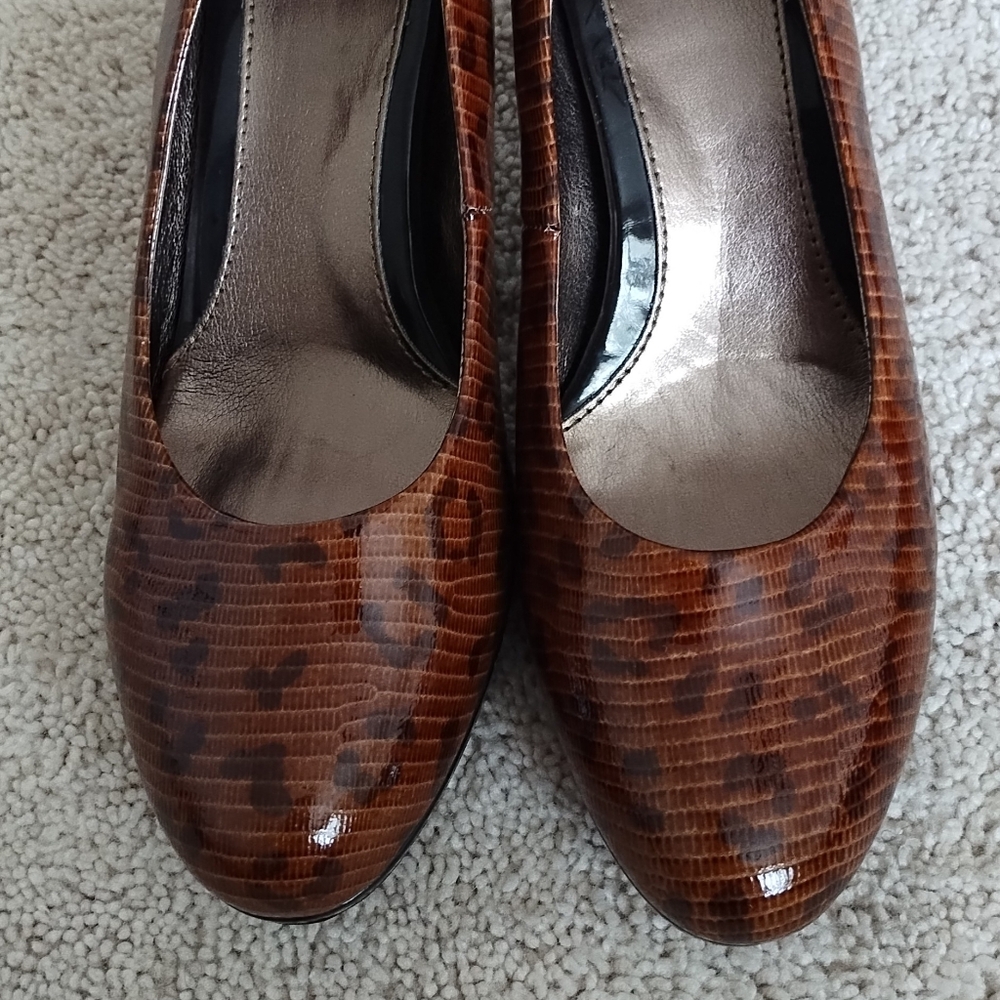 Sofft Brown embossed patent leather pump. 11M